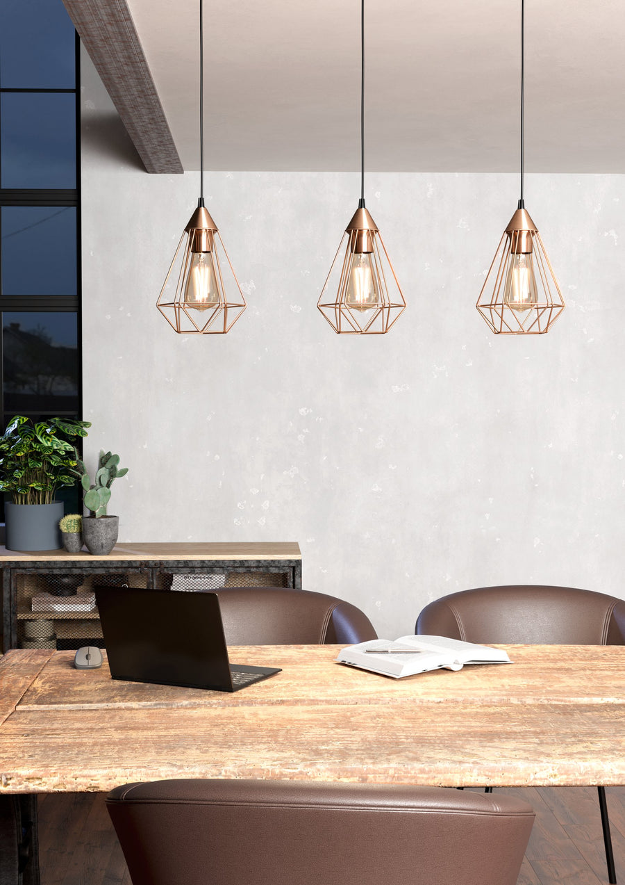 Mise en situation du luminaire au-dessus d'une table en bois brut, éclairage chaleureux