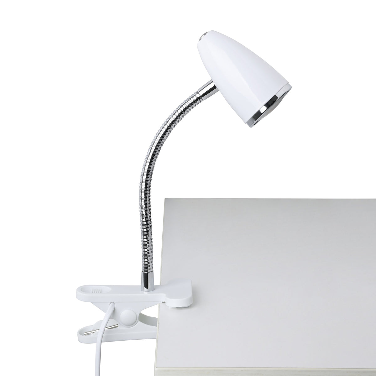 Luminaire blanc clipsé sur un panneau, câble visible et tête orientée vers le haut.
