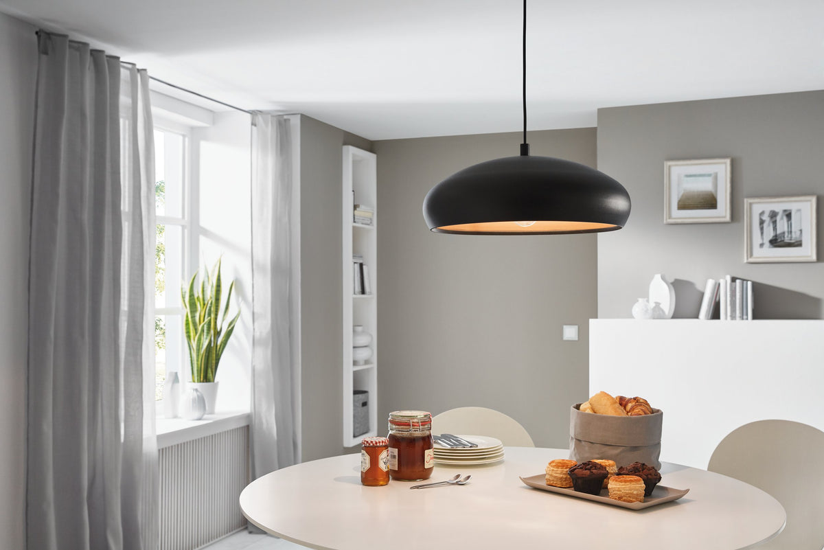 Mise en ambiance au-dessus d'une table dressée avec confitures et viennoiseries
