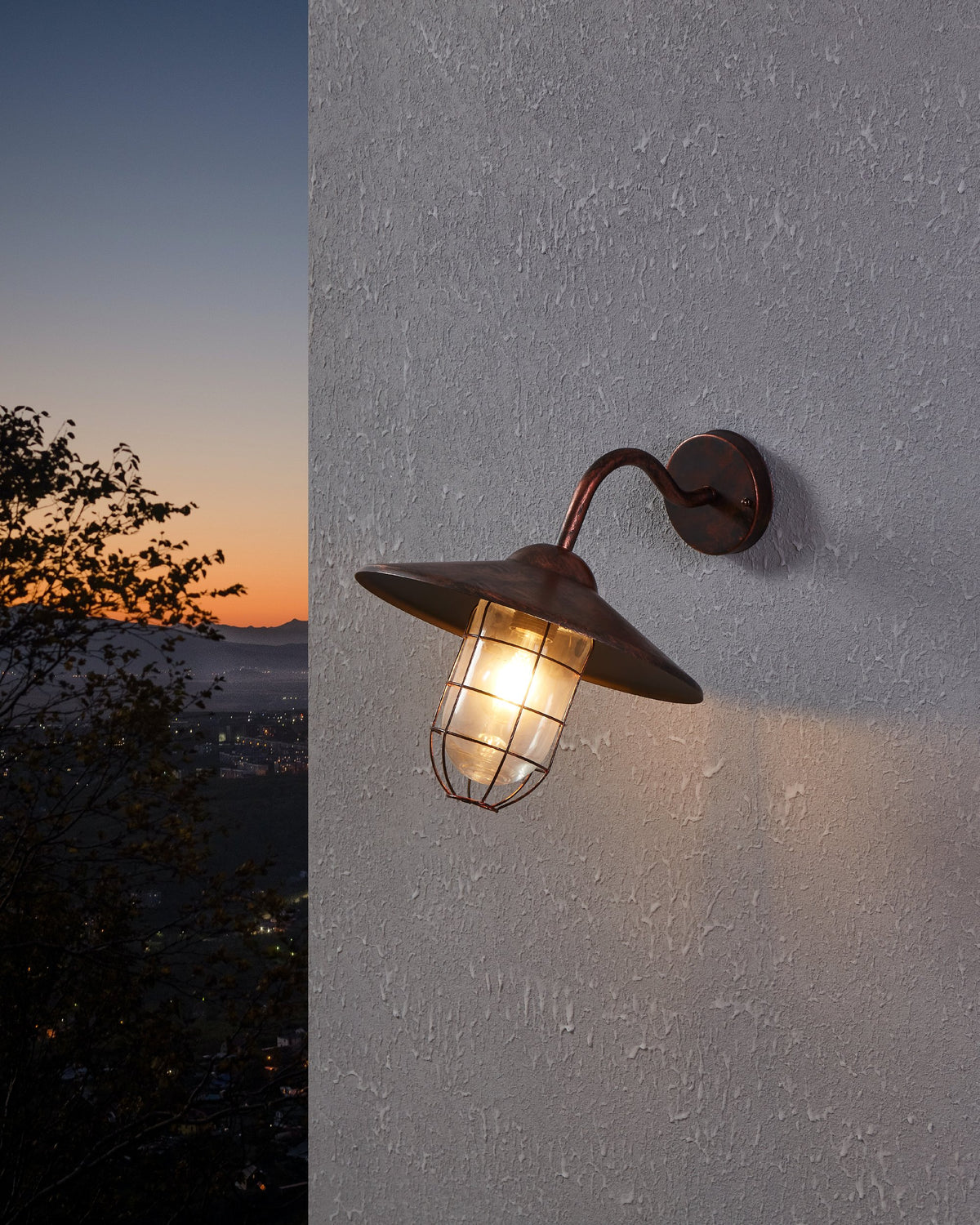 Mise en ambiance nocturne sur mur crépi, applique allumée au crépuscule
