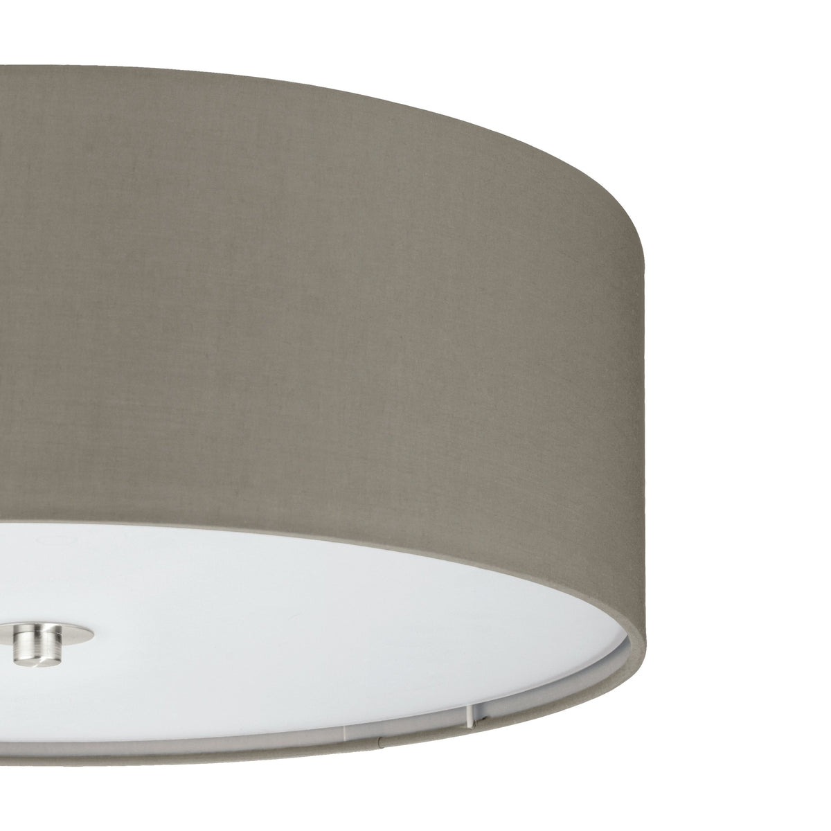 Détail rapproché du bord de l'abat-jour taupe et de la vis centrale chromée