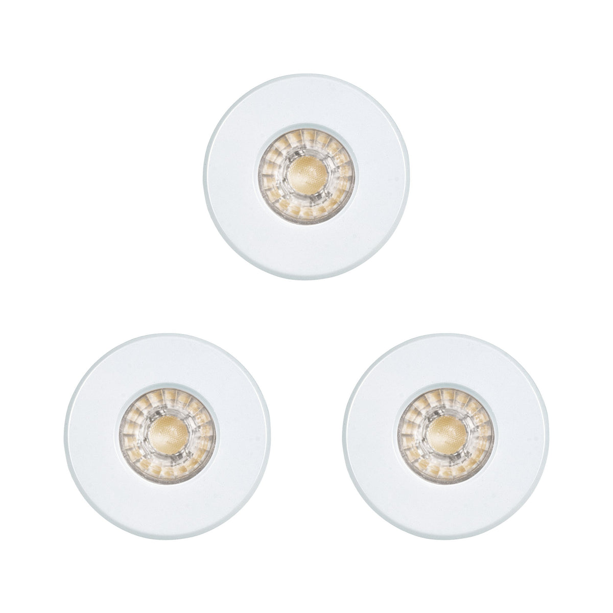 Vue de dessous de trois spots encastrés montrant la led chaude et la lentille transparente