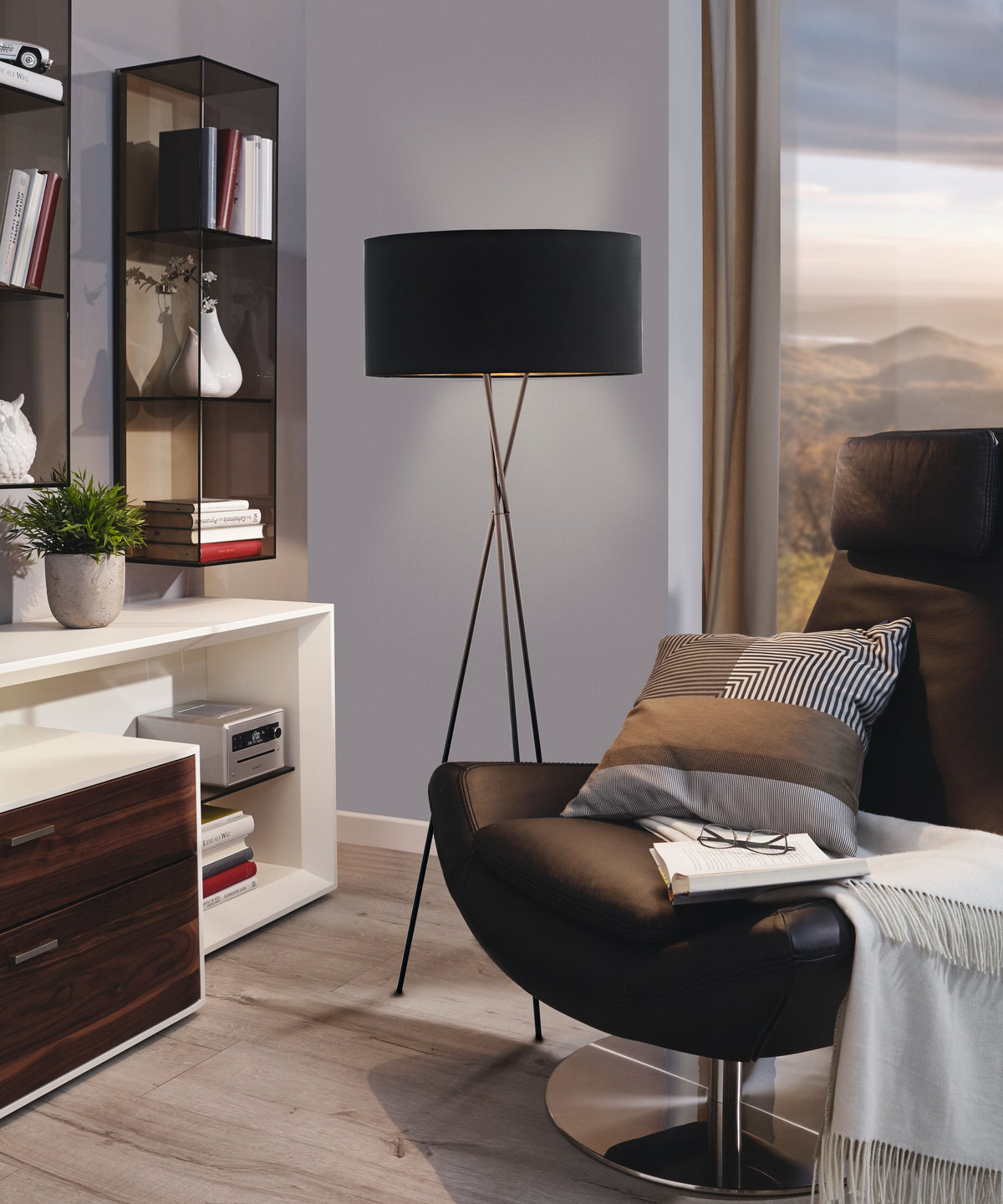 Mise en ambiance salon contemporain avec fauteuil en cuir, bibliothèque et grande fenêtre