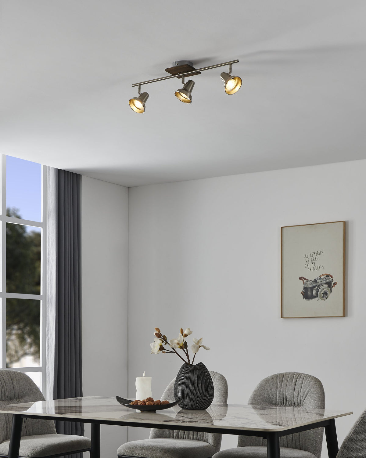 Mise en ambiance au-dessus d'une table à manger, spots allumés en lumière chaude