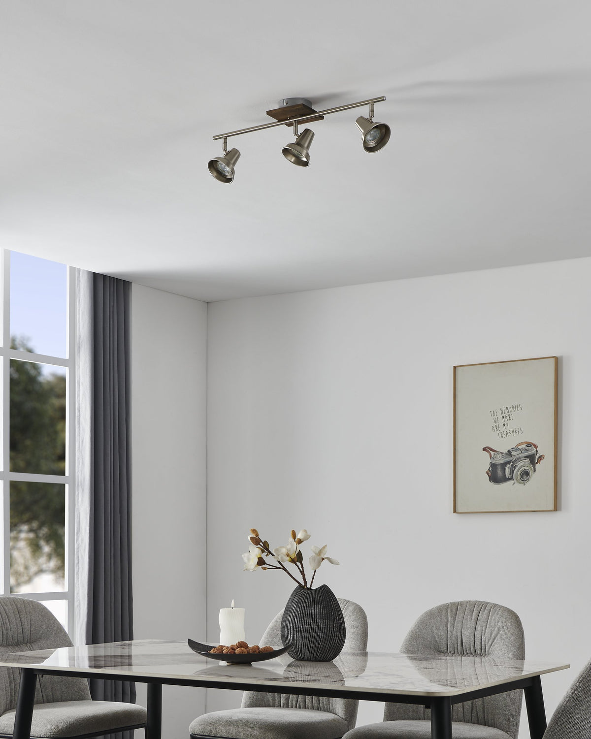 Vue de la pièce avec le plafonnier éteint fixé au plafond blanc
