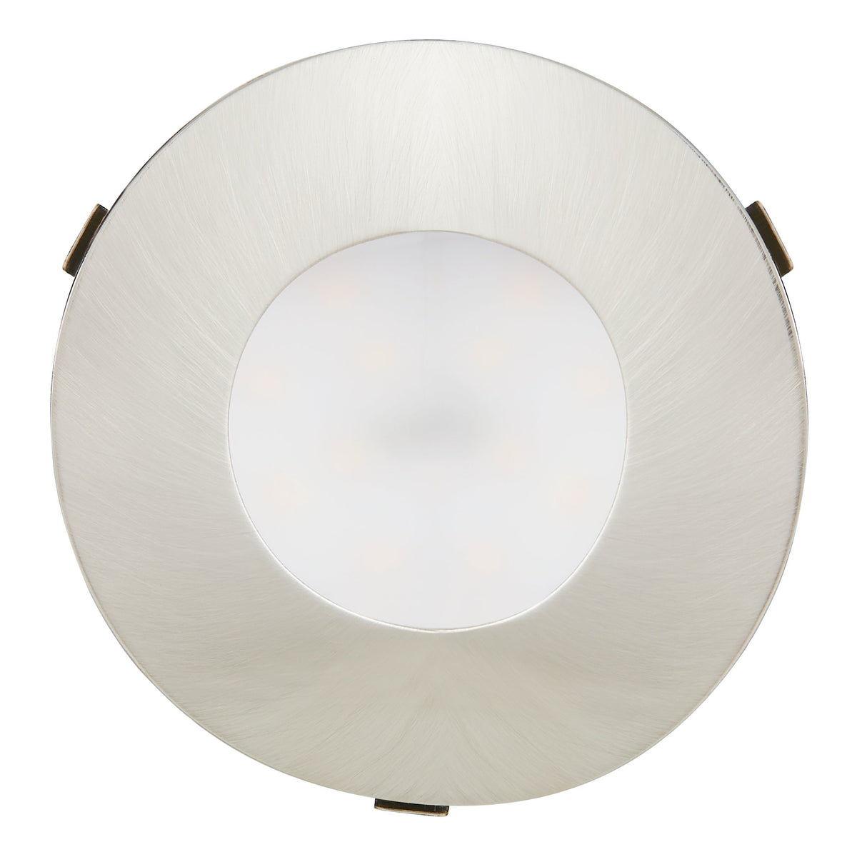 Vue de face rapprochée : collerette nickel brossé et large diffuseur blanc circulaire