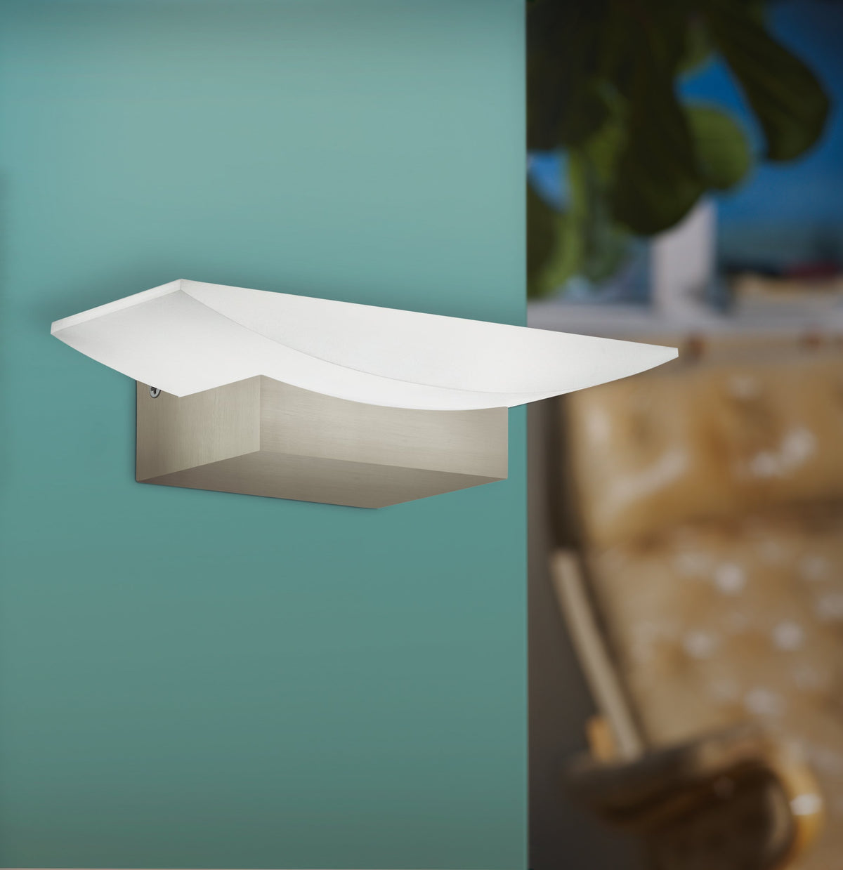 Mise en ambiance sur un mur turquoise, lampe allumée diffusant une lumière douce
