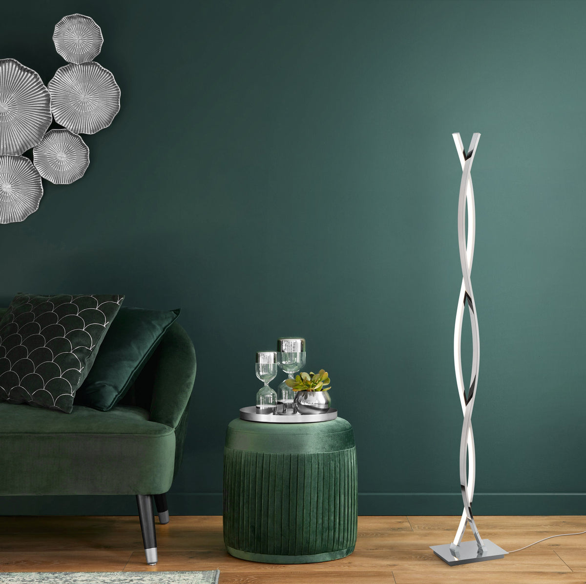 Mise en ambiance devant mur vert bouteille, fauteuil velours et table ronde