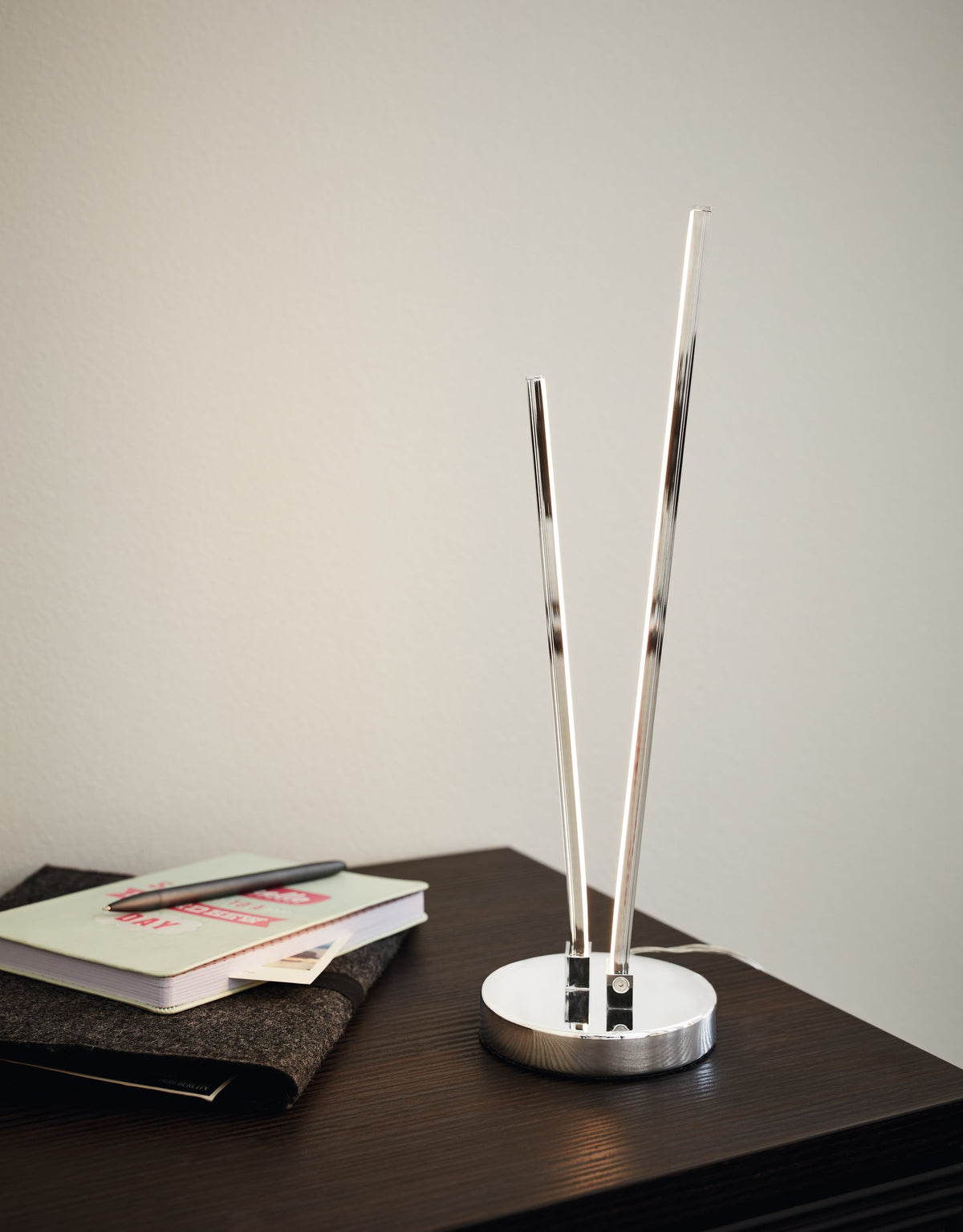 Gros plan sur la lampe posée sur un bureau en bois foncé