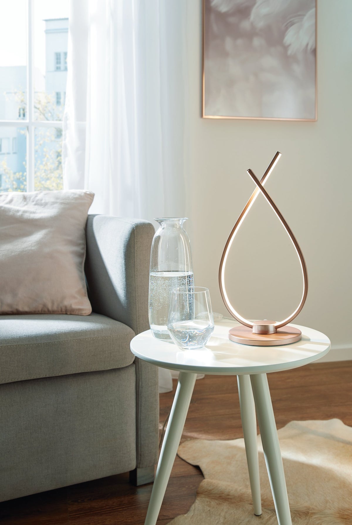Vue rapprochée de la lampe allumée sur une table d'appoint blanche
