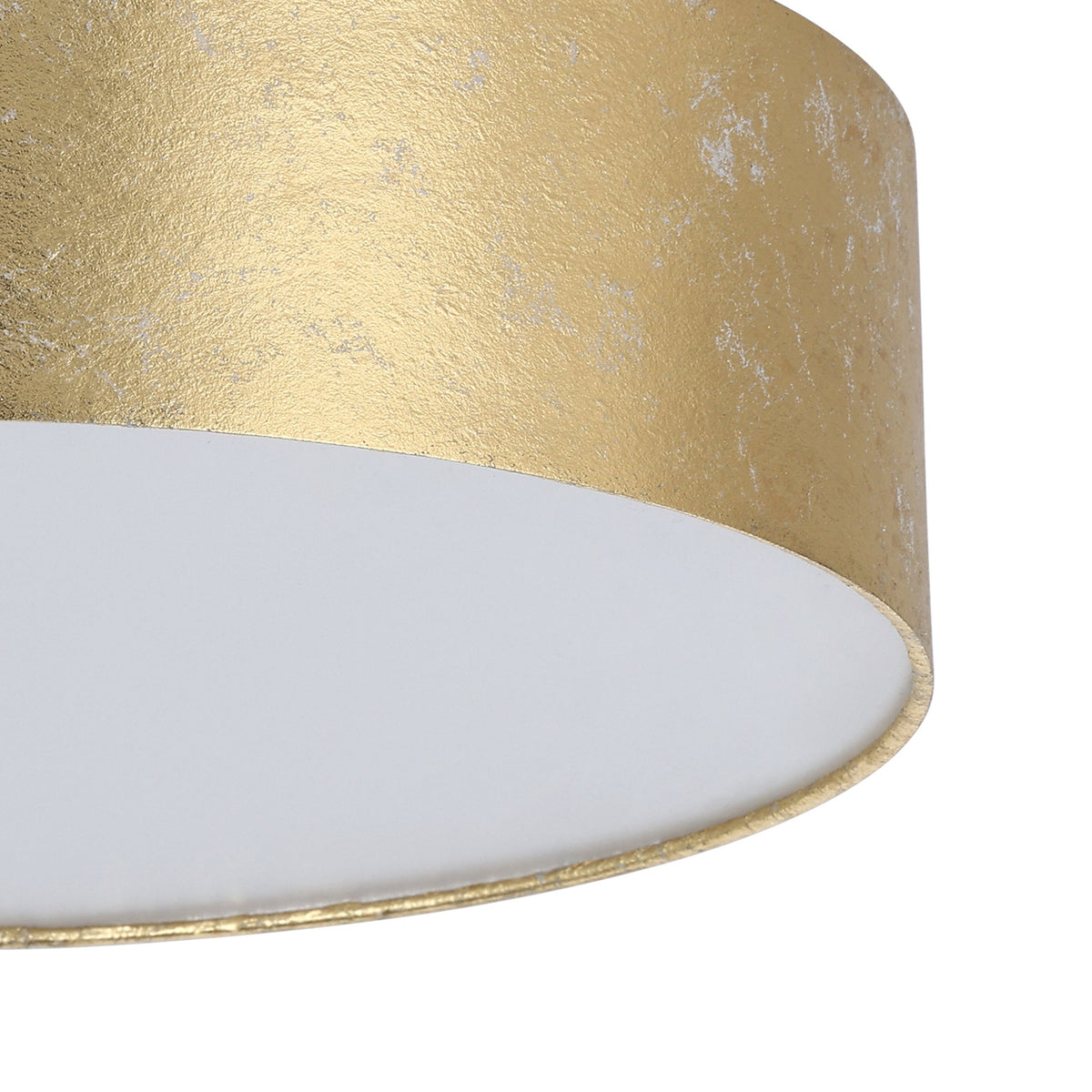 Détail de la finition dorée texturée, feuille d'or et bord du diffuseur blanc.