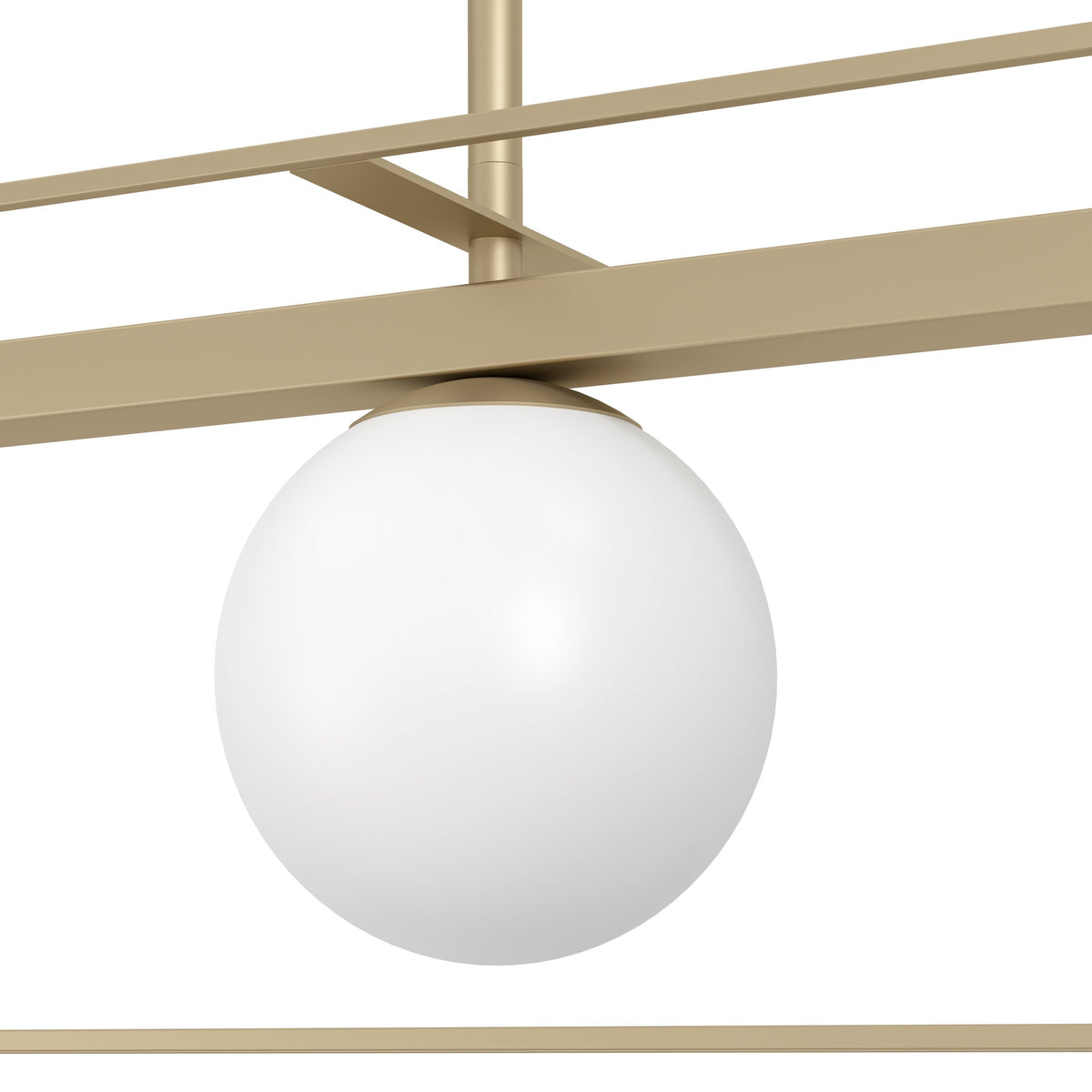 Gros plan sur un globe blanc et son raccord à l'armature dorée.