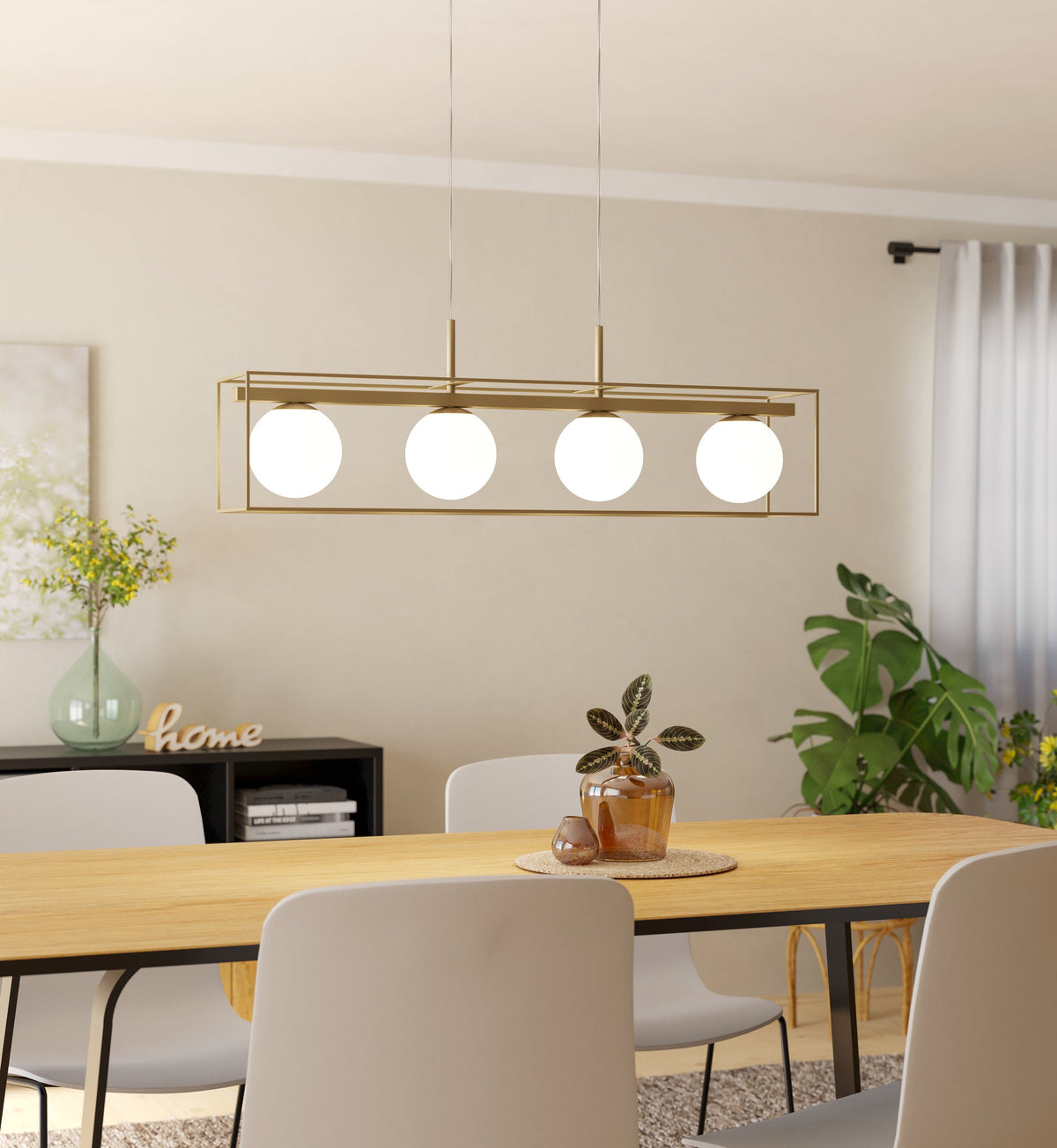 Ambiance salle à manger claire avec le luminaire suspendu allumé au-dessus de la table.
