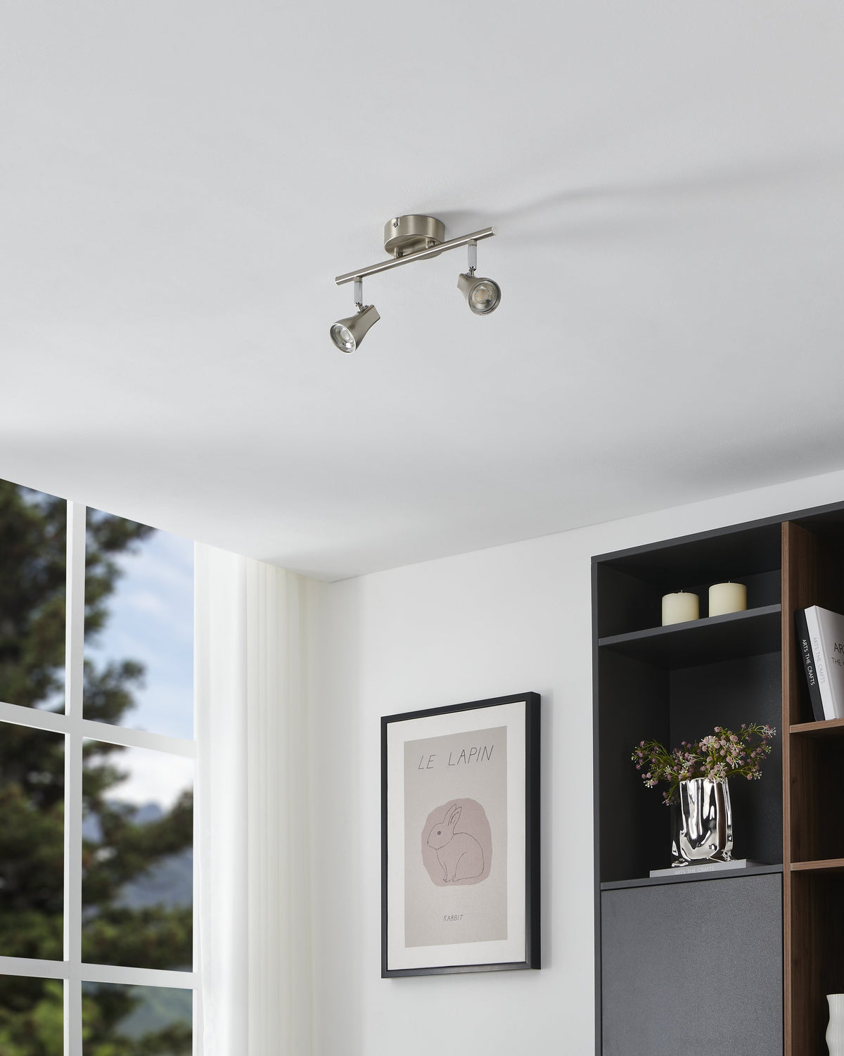 Vue en situation du luminaire fixé au plafond dans un intérieur contemporain clair.