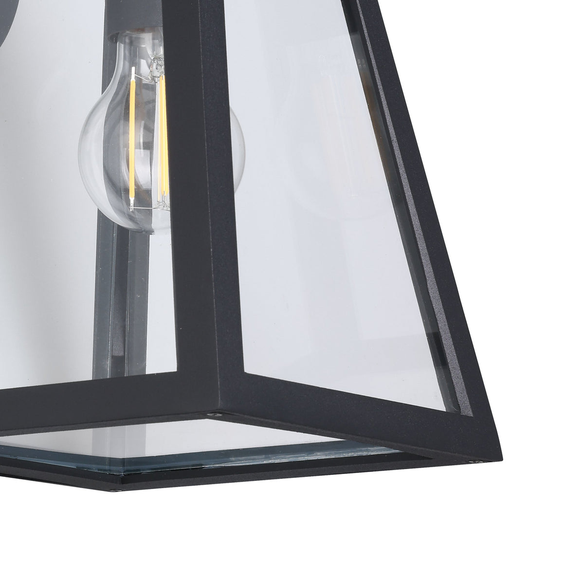 Gros plan sur l'angle inférieur du luminaire, verre transparent et ampoule filament visible.