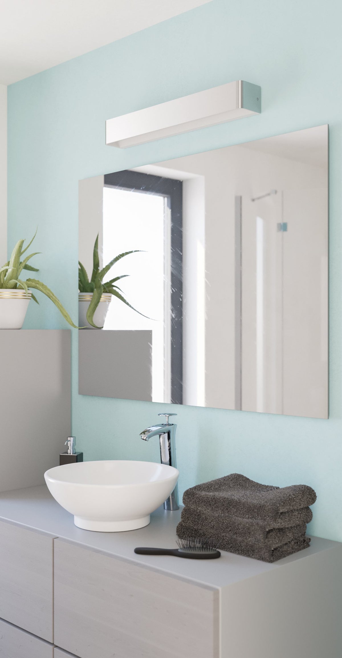 Mise en ambiance avec luminaire éteint au-dessus du miroir et vasque blanche