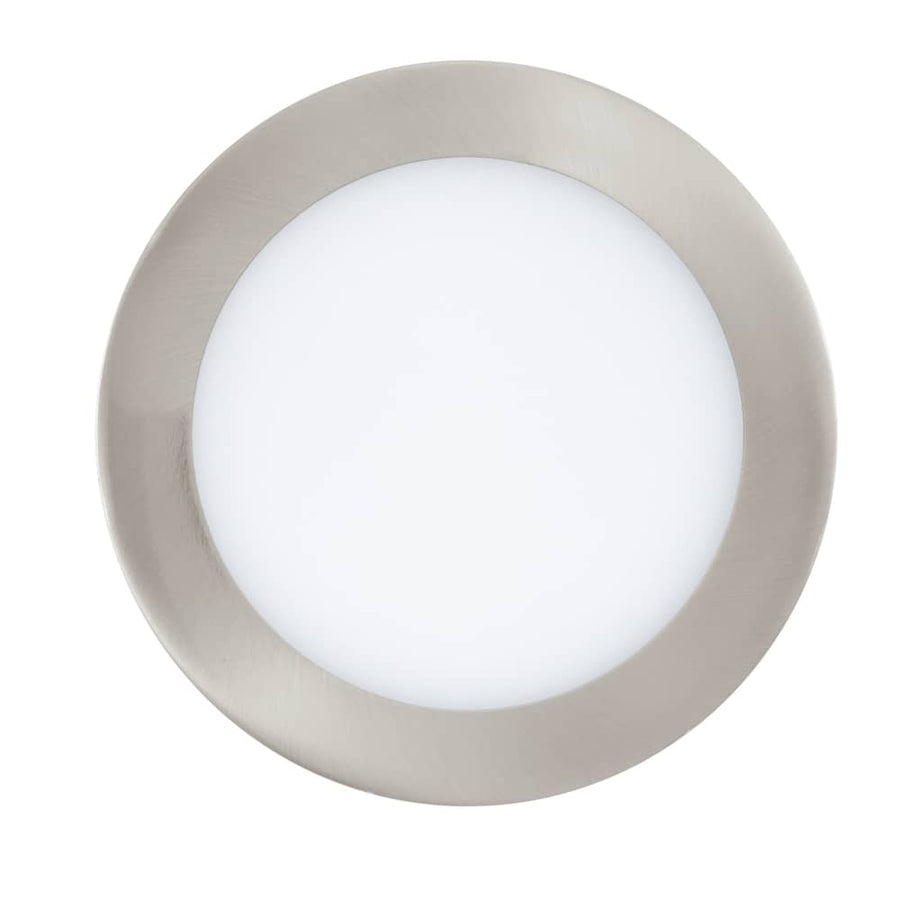 Vue de face du spot rond à cerclage nickel brossé et diffuseur blanc opaque
