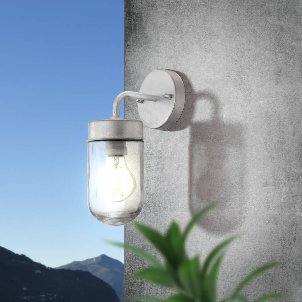Mise en ambiance extérieure sur mur béton, ciel bleu et montagnes en arrière-plan
