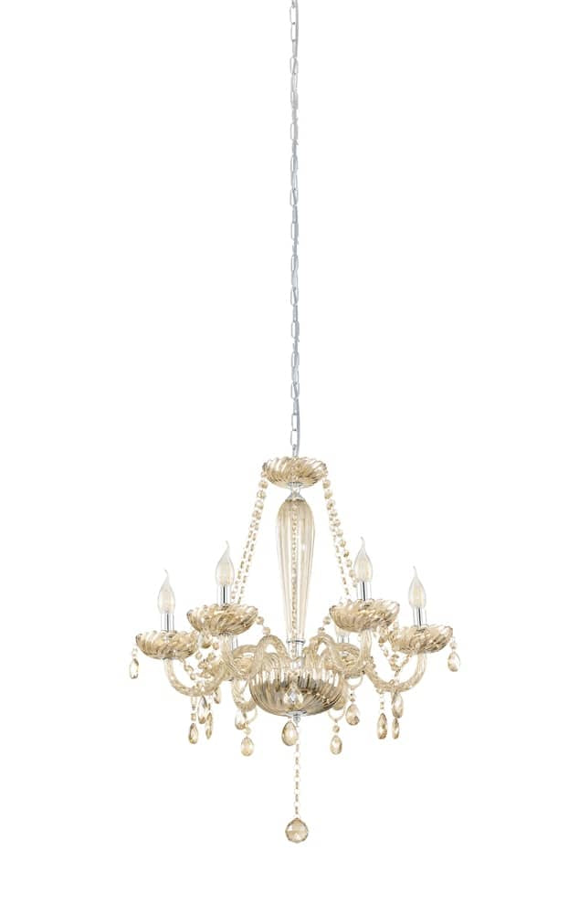 Vue entière du lustre suspendu par sa chaîne chromée, pendentifs de cristal visibles