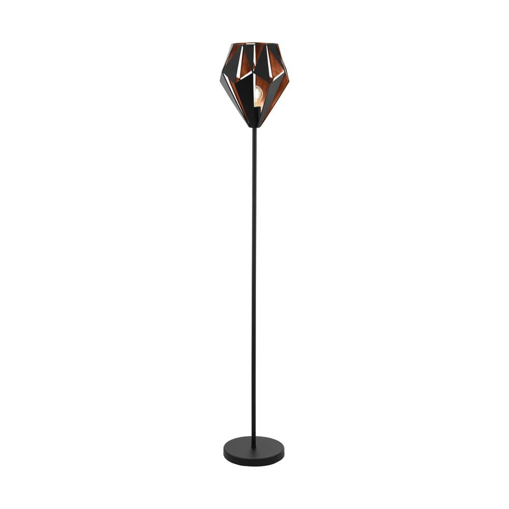 Lampadaire noir et cuivré de face sur fond blanc, abat-jour géométrique facetté.