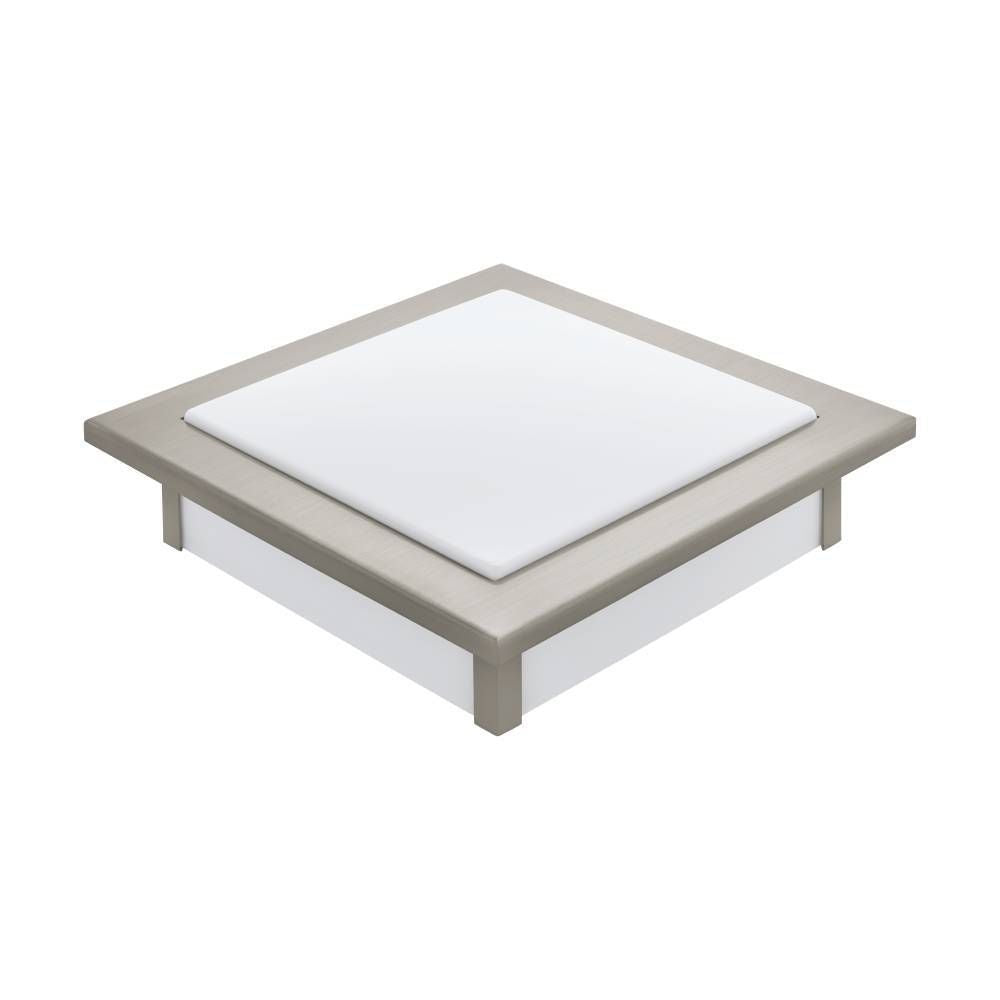 Luminaire carré vu de face, cadre nickel brossé et diffuseur blanc mat