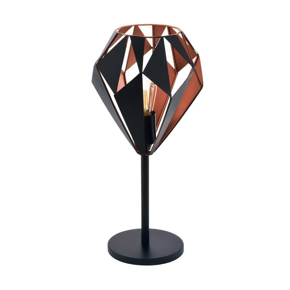 Lampe à poser de face, abat-jour facetté noir et cuivre, fond blanc neutre