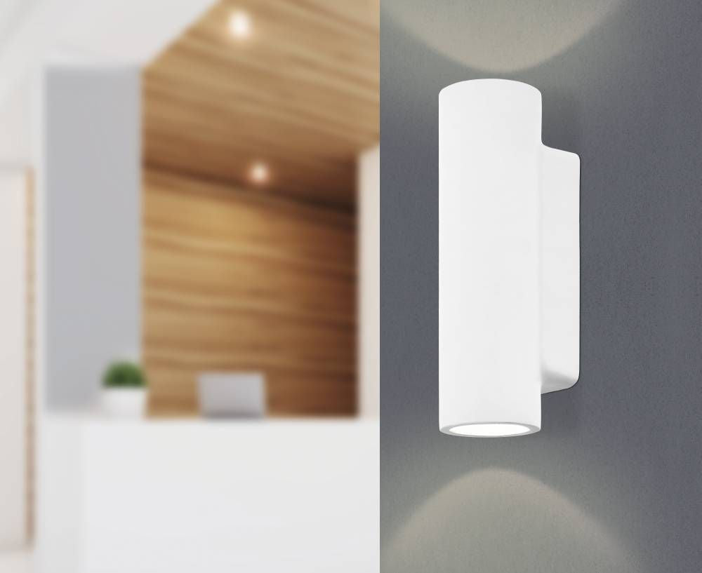 Mise en ambiance de l'applique murale blanche allumée dans un intérieur bois