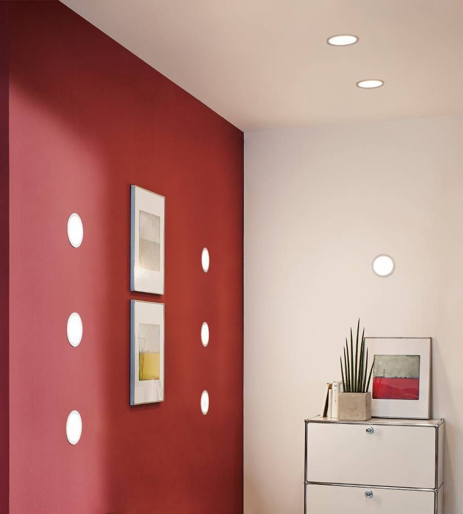 Mise en ambiance intérieure, spots encastrés au mur rouge et au plafond blanc
