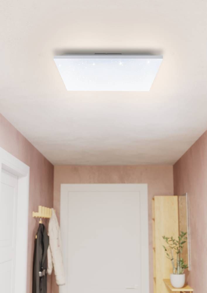 Plafonnier allumé fixé au plafond dans une entrée claire et moderne.