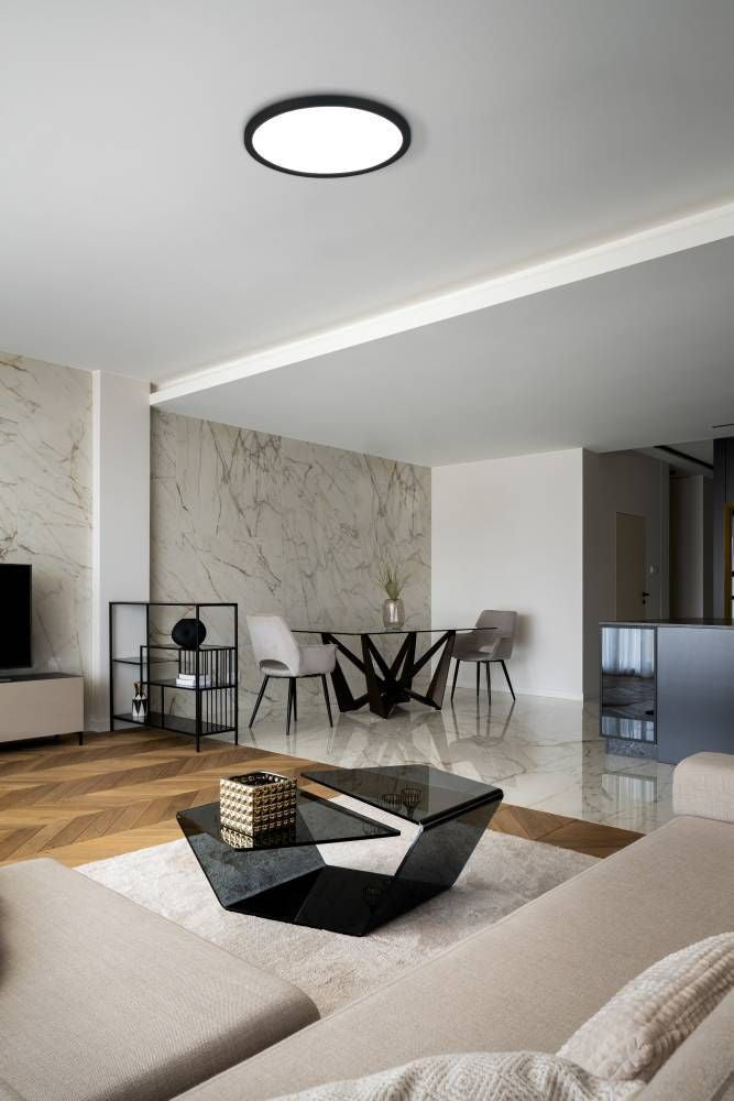 Mise en ambiance du plafonnier fixé au plafond d'un salon contemporain, au-dessus du coin salon