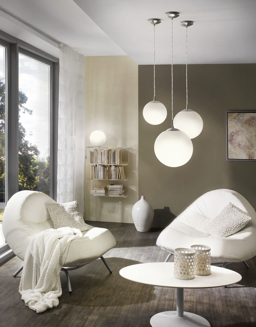 Mise en ambiance salon moderne avec trois suspensions globes allumées