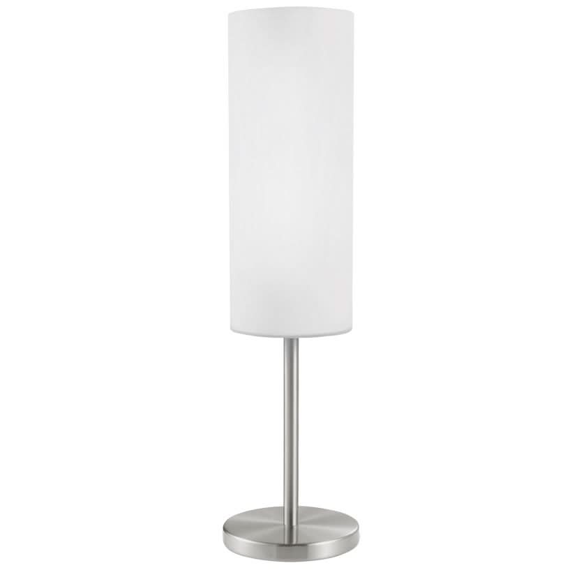 Lampe à poser entière sur fond blanc, abat-jour cylindrique blanc et base métal satiné