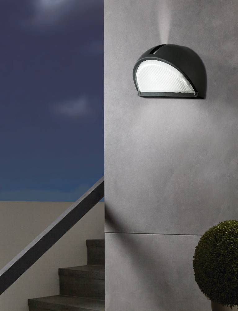 Mise en ambiance nocturne sur mur béton avec faisceaux haut et bas