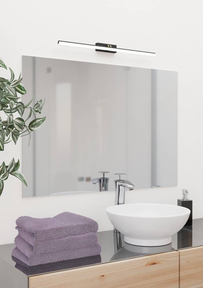 Mise en ambiance au-dessus d'un miroir de salle de bain moderne