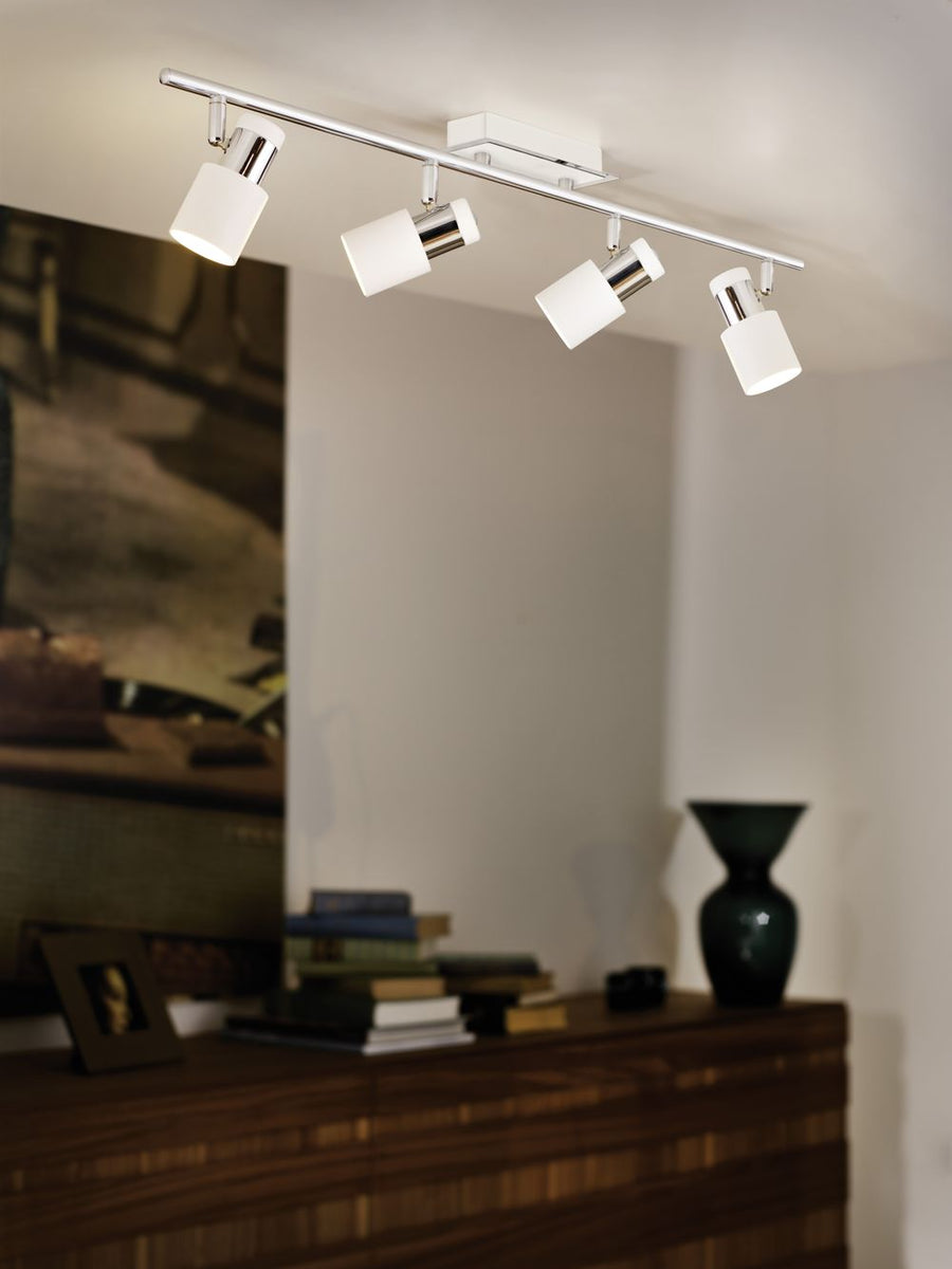 Mise en scène du spot plafonnier allumé, fixé au plafond au-dessus d'un meuble en bois.