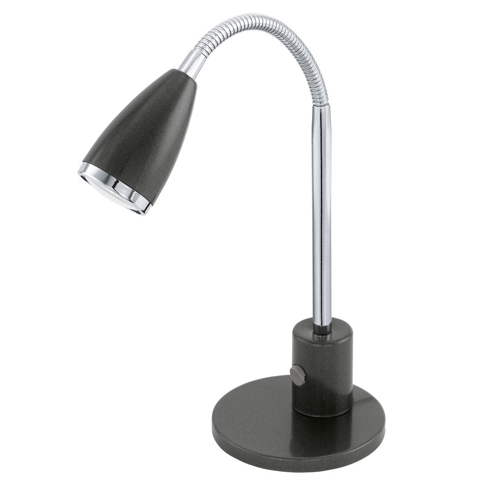 Lampe de bureau noire et chromée vue de trois quarts sur fond blanc.
