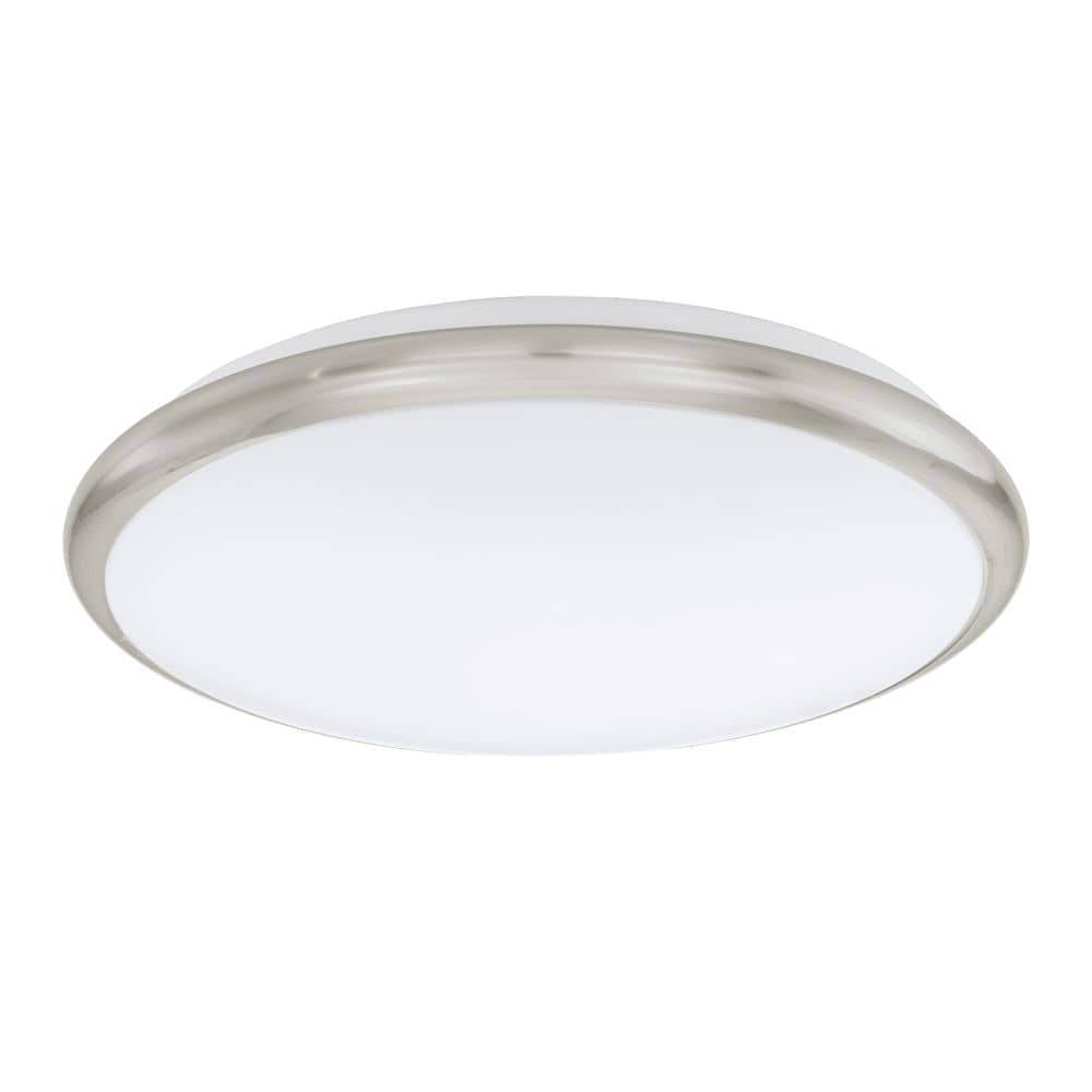 Vue de trois quarts du plafonnier rond, bordure nickel brossé et diffuseur blanc opaque