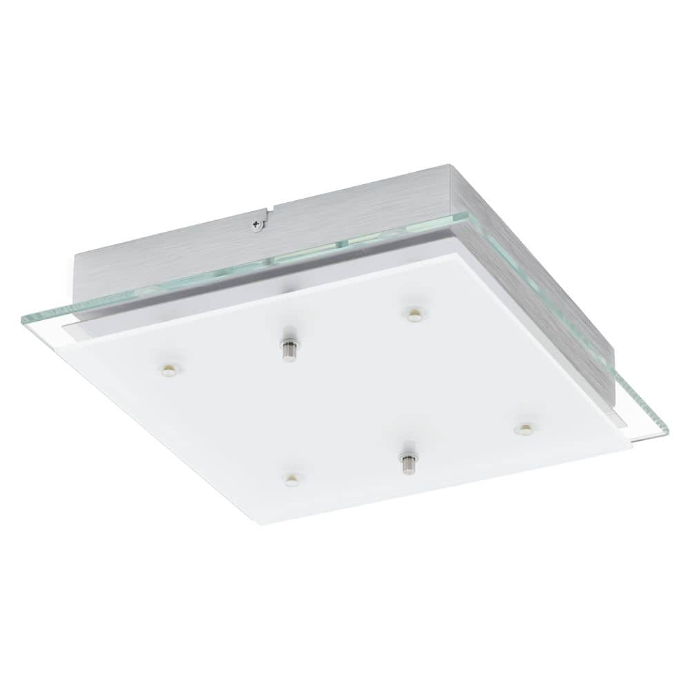 Vue de biais du plafonnier carré en verre transparent et métal chromé, fond blanc