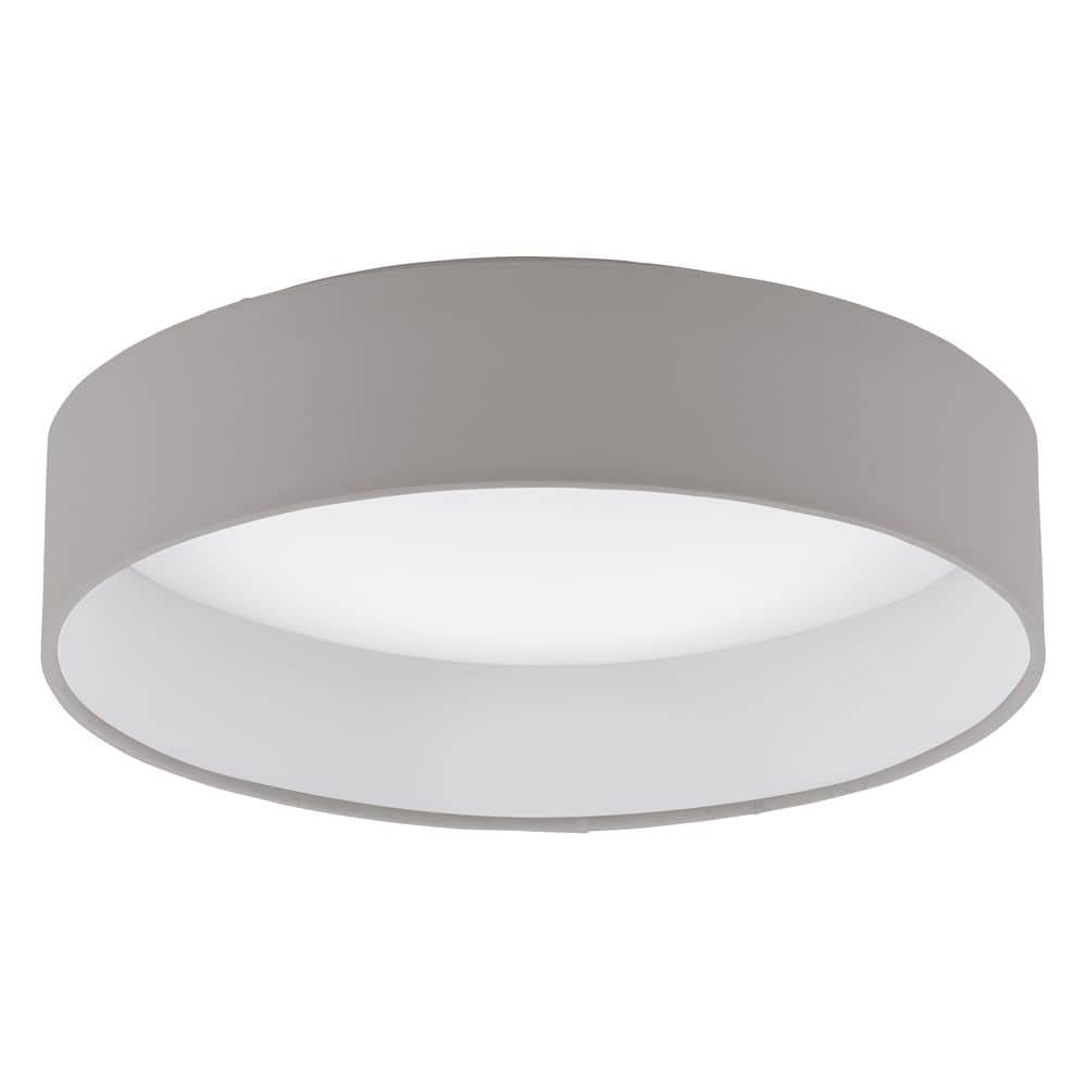 Plafonnier rond en tissu taupe avec diffuseur blanc, vu de trois quarts.
