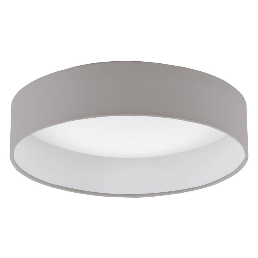 Plafonnier rond en tissu taupe avec diffuseur blanc, vu de trois quarts.