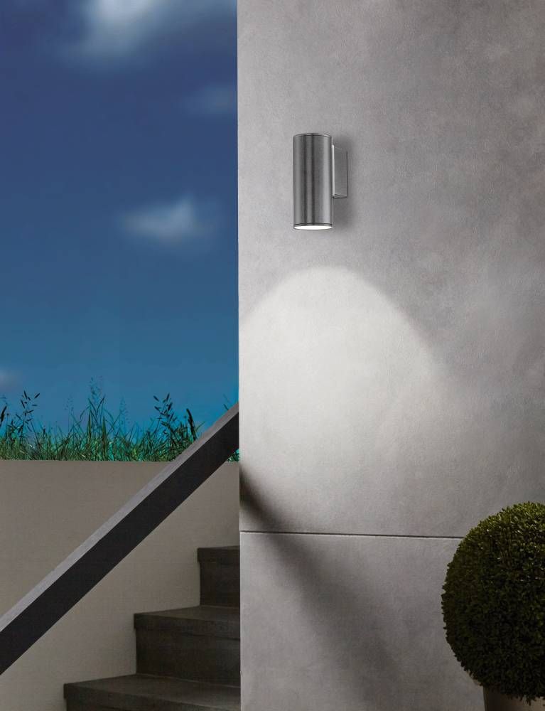 Mise en ambiance nocturne sur mur béton, halo lumineux projeté vers le bas