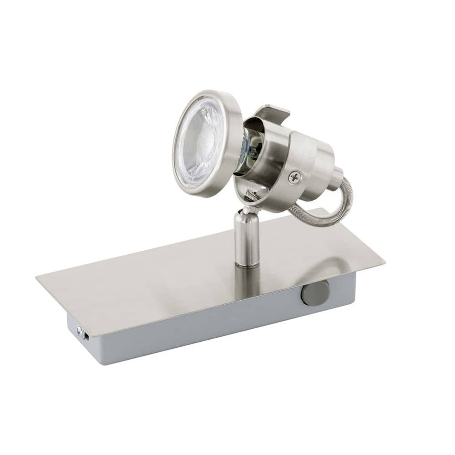 Spot orientable en nickel satiné sur platine rectangulaire, photographié de trois quarts sur fond blanc.