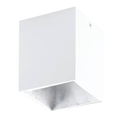 Plafonnier cubique blanc vu de face, diffuseur argenté gaufré sous la base