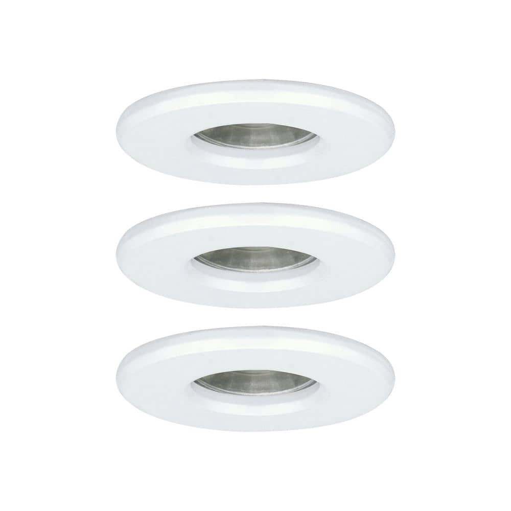Trois spots encastrables blancs orientables vus de face, collerette ronde et réflecteur métallique incliné