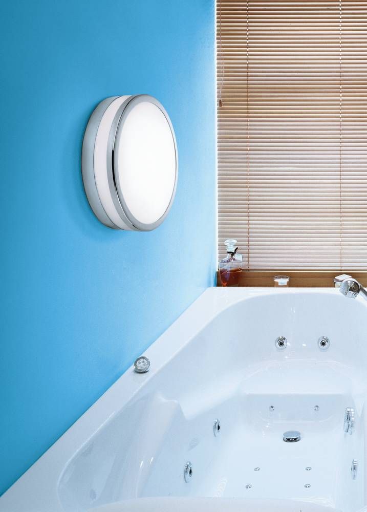 Même modèle posé en applique murale verticale près d'une baignoire bleue