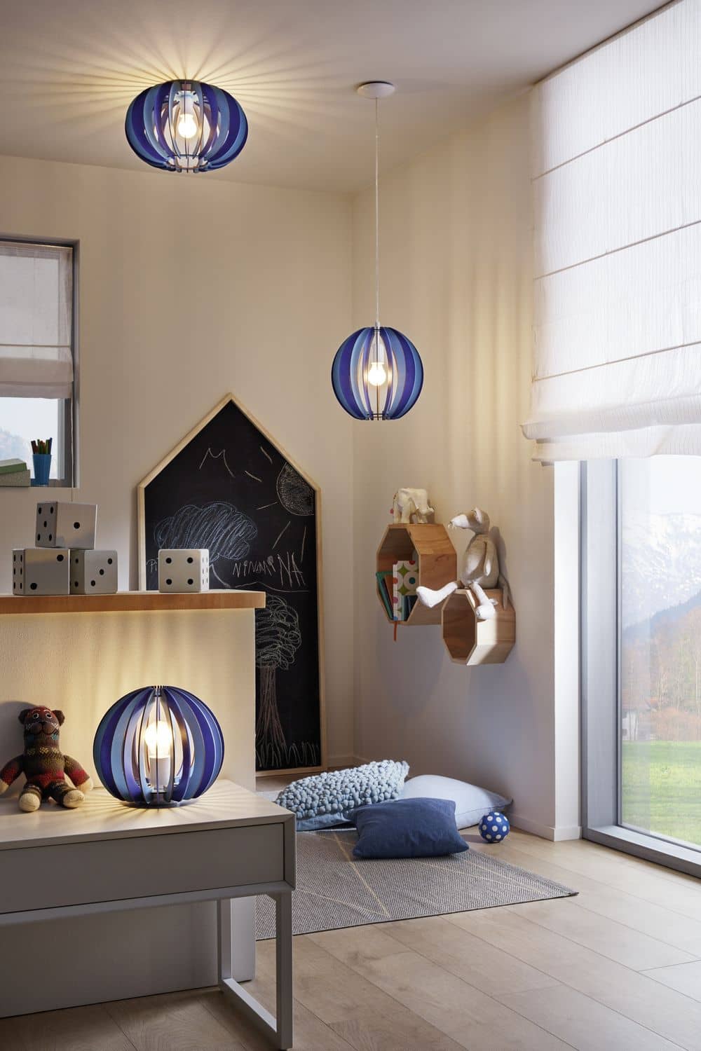 Mise en ambiance d'une chambre d'enfant avec plafonnier, suspension et lampe à poser