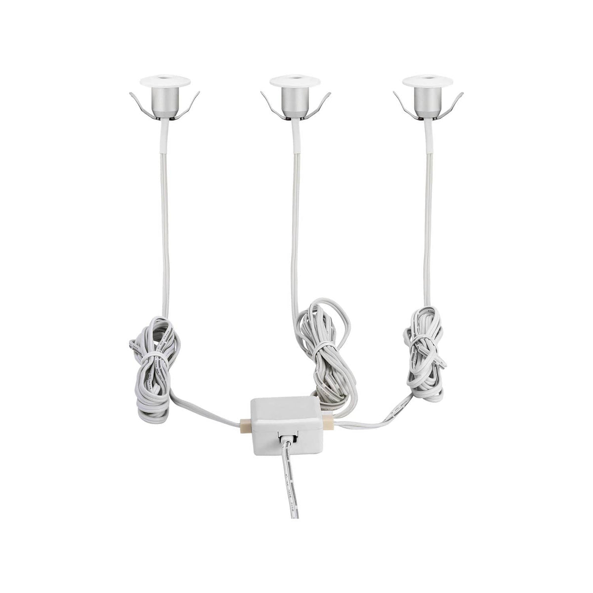 Trois spots encastrables blancs avec ressorts, câbles et boîtier d'alimentation sur fond blanc