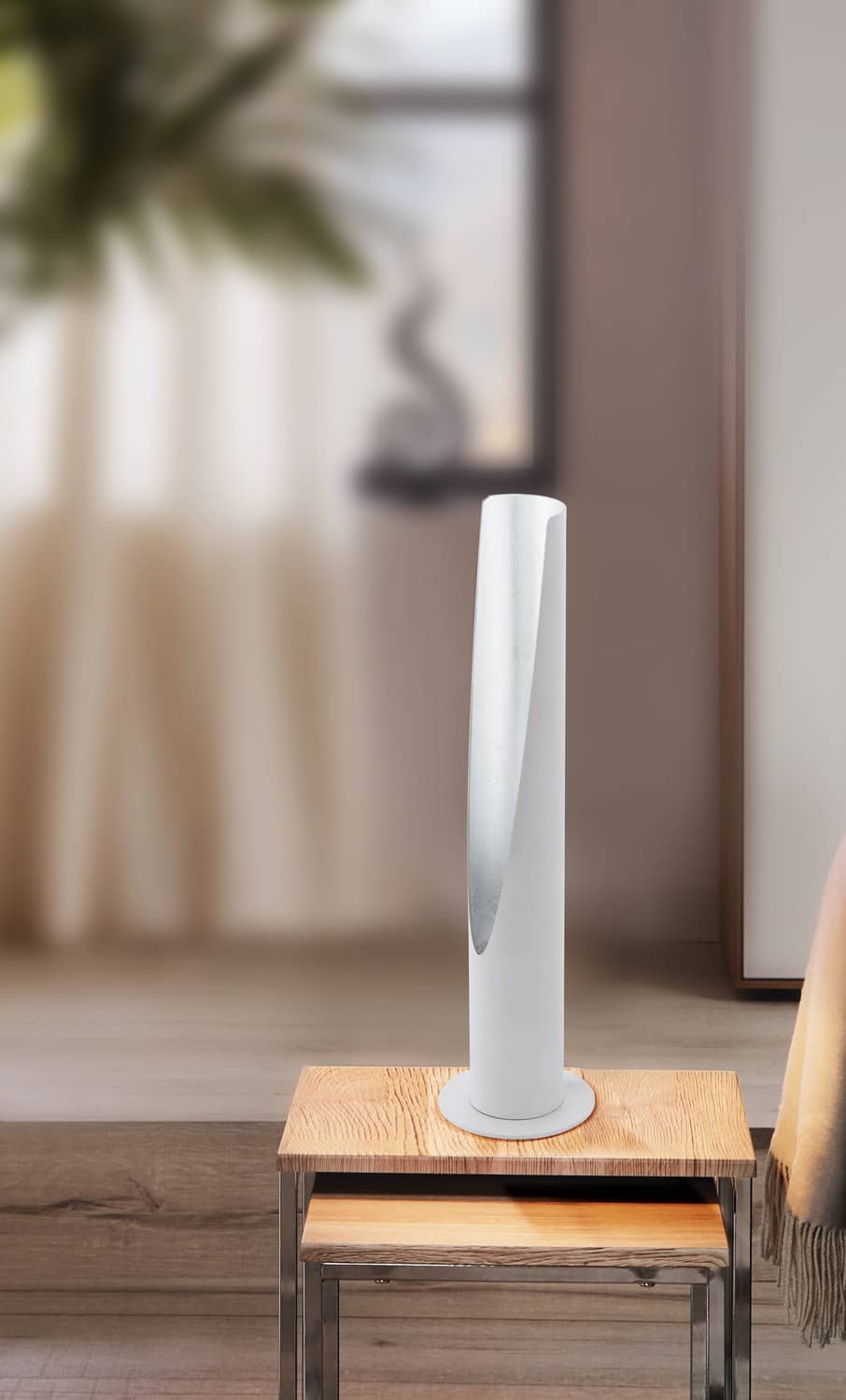 Mise en ambiance : lampe posée sur table basse en bois dans un salon clair très lumineux.