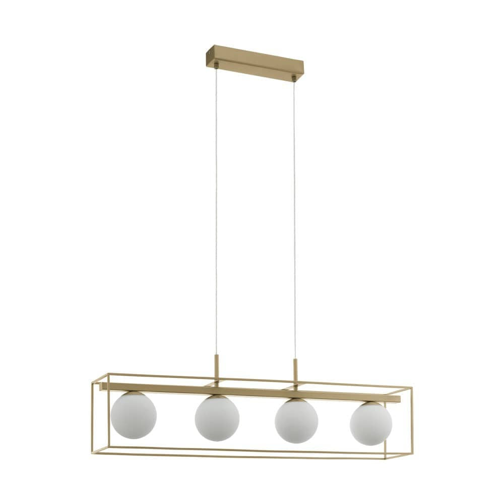 Vue de trois quarts du luminaire doré suspendu avec ses quatre globes opalins.