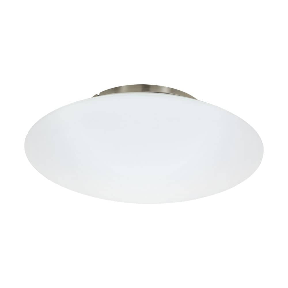 Plafonnier rond en verre opalin blanc avec cerclage en nickel satiné, vu de face.